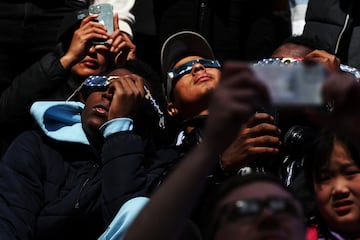 La gente se reúne para ver un eclipse solar en Times Square en la ciudad de Nueva York.