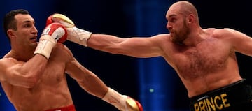 Tyson Fury lanza un jab a Wladimir Klitschko durante su combate.