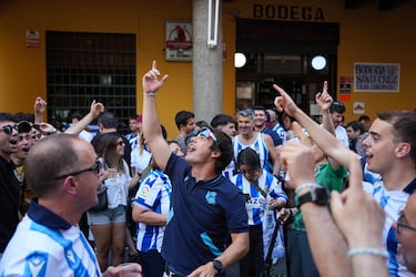 Aficionados de la Real Sociedad animan el ambiente en Sevilla.