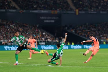 El jugador del Barcelona, Ferran Torres, marca el 1-4 al Betis. 