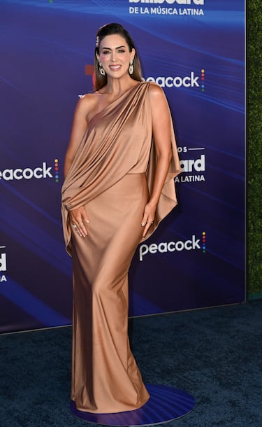 Jacqueline Bracamontes posa en la alfombra roja de los Premios Billboard de la Música Latina 2025.