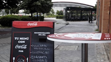 Carta del Churretón, uno de los nuevos bares que han abierto en el barrio al que ha llegado el Wanda Metropolitano, al fondo, Las Musas.