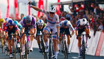 Merlier celebra su victoria al esprint en Abu Dabi.