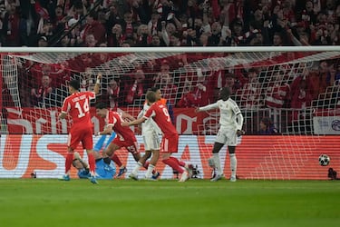 1-1. Error de Andriy Lunin en el córner que lanza Joshua Kimmich. El portero del Real Madrid no mide bien la salida, se mete debajo de su portería y Aleksandar Pavlovic remata a placer libre de marca.