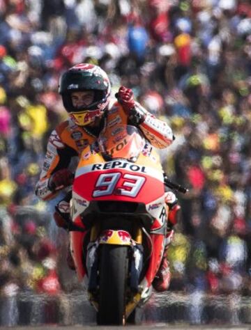 Con este gesto celebró Marc Márquez su victoria  en la categoría de Moto GP, en el Gran Premio de Aragón.