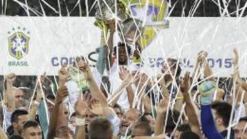 Z&eacute; Roberto levanta la Copa de Brasil que gan&oacute; su equipo, el Palmeiras. 
