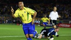 Ronaldo celebra uno de sus goles en la final del Mundial 2002 contra Alemania en Yokohama.
