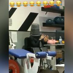 La última de Dani Alves: baila con un cubo en la cabeza