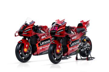 Ducati ha presentado en Madonna di Campiglio a sus equipos de MotoGP y Superbike para la temporada 2023. Los detalles de la Desmosedici son un propulsor 4 tiempos V4 a 90?, refrigeraci¨®n por l¨ªquido, distribuci¨®n desmodr¨®mica con doble ¨¢rbol de levas en cabeza y 4 v¨¢lvulas por cilindro.