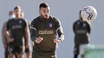 Koke, del Atl&eacute;tico, remata de cabeza en el entrenamiento.