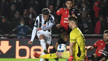 Talleres de Cordoba's Italian Matias Esquivel (L) tries to score past Colon de Santa Fe's goalkeeper Ignacio Chicco during their Copa Libertadores football tournament round of sixteen all-Argentine second leg match at the Brigadier General Estanislao L�pez stadium in Santa Fe, Argentina, on July 6, 2022. (Photo by Jose ALMEIDA / AFP)