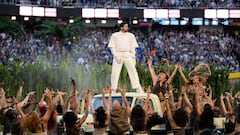 Bad Bunny brilla en su fiesta latina: “Lo único más poderoso que el odio es el amor”