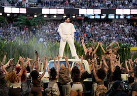 Bad Bunny brilla en su fiesta latina: “Lo único más poderoso que el odio es el amor”