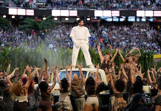 Bad Bunny brilla en su fiesta latina: “Lo único más poderoso que el odio es el amor”