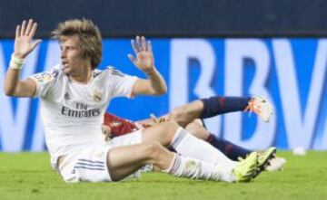 Jugada de la expulsión de Coentrao por una dura entrada a Oier.