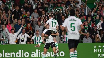 Peque y Mantilla celebran uno de los goles del Racing contra el Burgos.