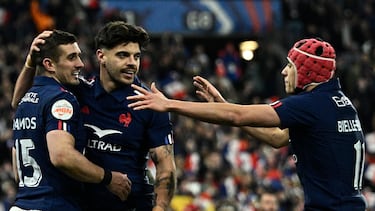 Thomas Ramos (izquierda) celebra junto a Romain Ntamack y Louis Bielle-Biarrey.