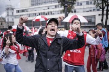 Hinchas festejan cumpleaños de Santa Fe en donde todo inició