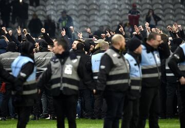 Los aficionados del Lille invadieron el campo e intentaron agredir a su propios jugadores.