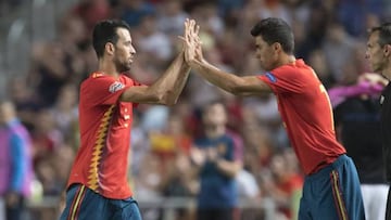 Busquets, siendo sustituido por Rodrigo en un partido de la Selección.