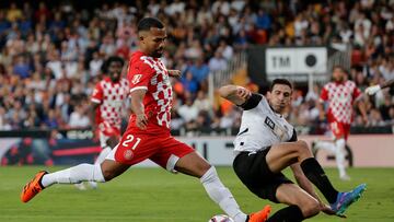 VALENCIA, 21/09/2024.- El centrocampista venezolano del Girona, Yangel Herrera (i), se dispone a golpear el balón ante el defensa del Valencia, César Tárrega, durante el encuentro correspondiente a la sexta jornada de Laliga EA Sports que disputan hoy sábado Valencia y Girona en el estadio de Mestalla, en Valencia. EFE/Manuel Bruque.