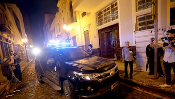 BRA01. SANTOS (BRASIL), 21/03/24.- Fotografía que muestra el vehículo de la policía donde es transportado el exfutbolista Robson de Souza 'Robinho', al ser arrestado este jueves en una de sus residencias en el litoral de São Paulo (Brasil). La Justicia Federal de Brasil dictó este jueves una orden de prisión contra el exfutbolista Robson de Souza 'Robinho' para que comience a cumplir la condena a nueve años de cárcel que le fue impuesta por una violación, informaron fuentes oficiales. EFE/ Guilherme Dionizio
