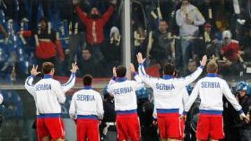 Detienen 19 hinchas serbios por los incidentes violentos en el partido de Italia