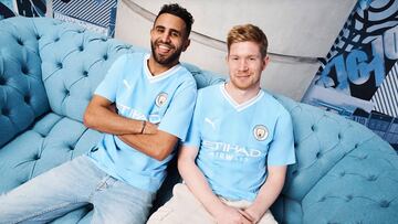 PUMA y el Manchester City presentan la nueva primera equipación para la temporada 2023/24 que conmemora las dos décadas del traslado del Club al Etihad Stadium. Rinde homenaje a las características icónicas del Etihad Stadium y está inspirada en la camiseta que el equipo usó durante la primera temporada en su nuevo estadio.