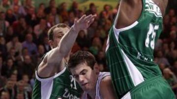 <b>ACOSADO. </b>Barac trata de superar a dos rivales ayer en Kaunas.