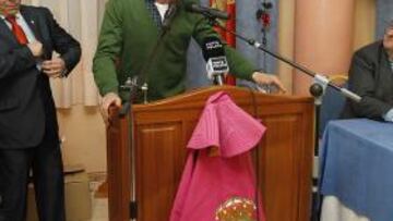 <b>ESTRELLA EN ÁVILA. </b>Guti se dirigió a los peñistas con el capote de Toñín el Torero delante. A la cita acudió con su novia Romina Belluscio.