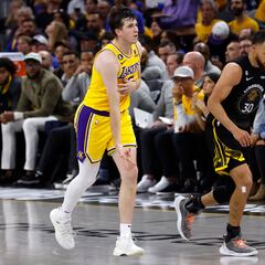 Jugador de Lakers describe la pesadilla que es defender a Steph Curry