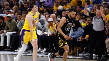 San Francisco (United States), 03/05/2023.- Los Angeles Lakers guard Austin Reaves (L) reacts after shooting a three point shot over Golden State Warriors guard Stephen Curry (R) during the second half of game one in the NBA Western Conference semifinals at Chase Center in San Francisco, California, USA, 02 May 2023. (Baloncesto, Estados Unidos) EFE/EPA/JOHN G. MABANGLO SHUTTERSTOCK OUT
