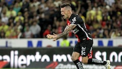 'Huevo' Lozano celebra un gol en partido de Liga MX.