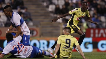 F&Atilde;&ordm;tbol, Universidad Catolica vs Saan Luis.
 Duodecima fecha campeonato de Transici&Atilde;&sup3;n 2017.
 El jugador de San Luis Weiter Riasco celebra despues de convertir un gol contra Universidad Catolica durante el partido de primera divisi