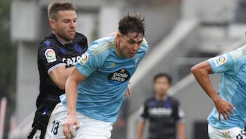 Strand Larsen se lleva el balón ante Asier Illarramendi en el partido entre el Celta y la Real Sociedad.