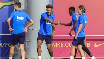 Piqué and Todibo in defence for Barcelona against Sevilla