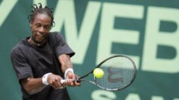 El tenista franc&eacute;s Gael Monfils devuelve una bola al checo Jan Hernych, durante el partido de segunda ronda del torneo de Halle.