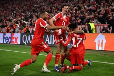 4-3. Michael Olise celebra el tanto con sus compañeros.