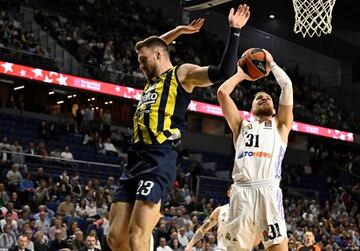 Dzanan Musa supera a Marko Guduric.