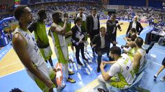 Josep Mar&iacute;a Raventos, entrenador del Urbas Fuenlabrada, da indicaciones a sus jugadores.