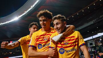 MADRID, 17/03/2024.- El centrocampista del Barcelona Fermín López (d) celebra con Joao Félix tras marcar el tercer gol ante el Atlético, durante el partido de Liga en Primera División que Atlético de Madrid y FC Barcelona disputan este domingo en el estadio Metropolitano. EFE/Juanjo Martín
