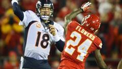 Peyton Manning pasa el bal&oacute;n ante la presi&oacute;n de  del defensor de Kansas City Chiefs Brandon Flowers.