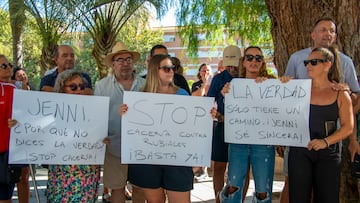 MOTRIL (GRANADA), 28/08/2023.- Familiares y amigos de Luis Rubiales se concentran en la puerta de la iglesia donde est¨¢ ?ngeles B¨¦jar, madre de Rubiales, encerrada haciendo una huelga de hambre, para mostrar su apoyo. EFE / Alba Feixas
