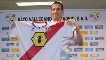FUTBOL 4/7/01 PRESENTACION DE ERIK ROY COMO NUEVO JUGADOR DEL RAYO VALLECANO- FOTO DAVID LOPEZ PUBLICADA 05/07/01