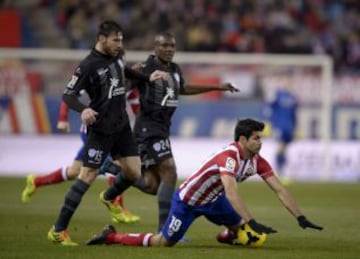 Karabelas lucha un balón con Diego Costa.