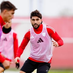 Maupay ya se entrena con el Sevilla y Azpilicueta insiste en regresar