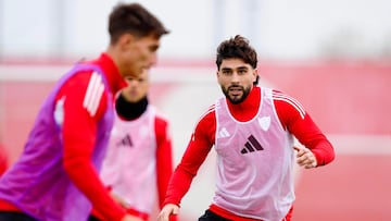 Maupay, en su primer entrenamiento con el Sevilla.