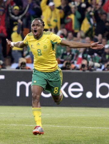 Siphiwe Tshabalala celebra el primer gol del Mundial. Este extremo izquierda elevó a los 'Bafana Bafana' al cielo de Johanesburgo, con un trallazo imparable: le valió ser candidato al Premio Puskás de la FIFA 2010...