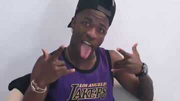 Vinicius, euf&oacute;rico con el &uacute;ltimo fichaje de los Lakers.