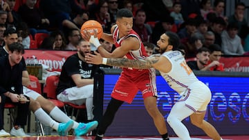El jugador del Girona Otis Livingston (d), defiende ante Trae Bell-Haynes (i), de Casademont Zaragoza, durante el partido de Liga ACB de Baloncesto que disputan este sábado en el Pabellón Príncipe Felipe de Zaragoza.
